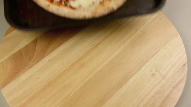 Пицца из духовки — стоковое видео