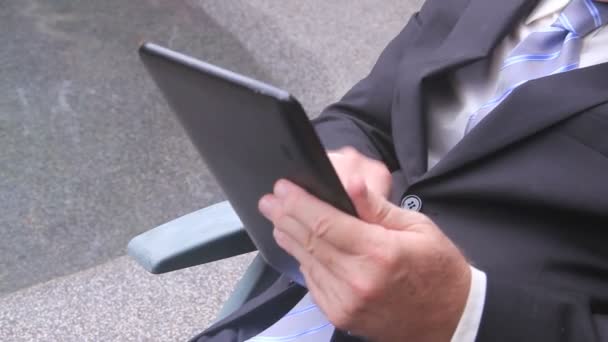 Wandelen zakenman met Tablet PC — Stockvideo
