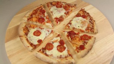 biber biber üstünde-e doğru dilim taze pişmiş pizza öğütme değirmen