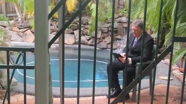 Homme d'affaires à travers les barres sort 