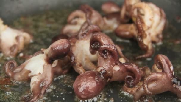 Asian chili marinade being poured on to baby octopus into a hot frying pan. — Stock Video