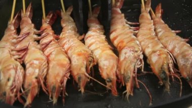 Pan tüm karides kızartma tavada biber turşusu cızırtılı.