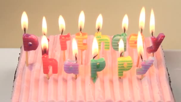 Velas de aniversário em um bolo — Vídeo de Stock