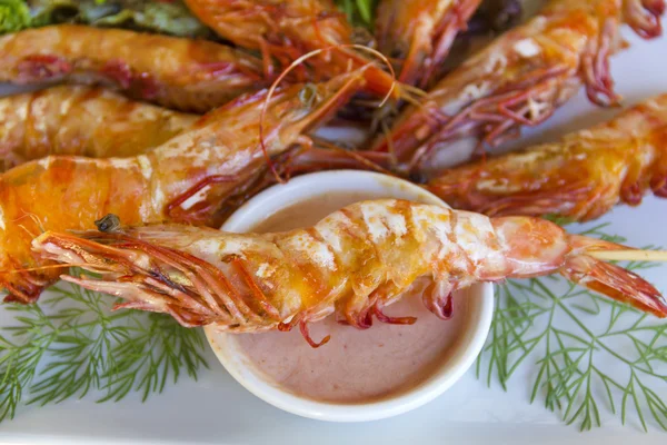 Grilled barbecued shrimps on skewers — Stock Photo, Image