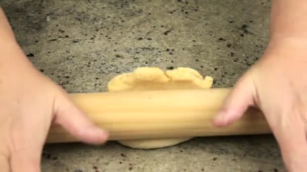 Mains aplaties pâte avec rouleau à pâtisserie — Video