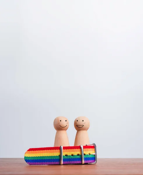 Conceito Casal Lgbt Duas Figuras Madeira Com Rostos Sorrisos Felizes — Fotografia de Stock