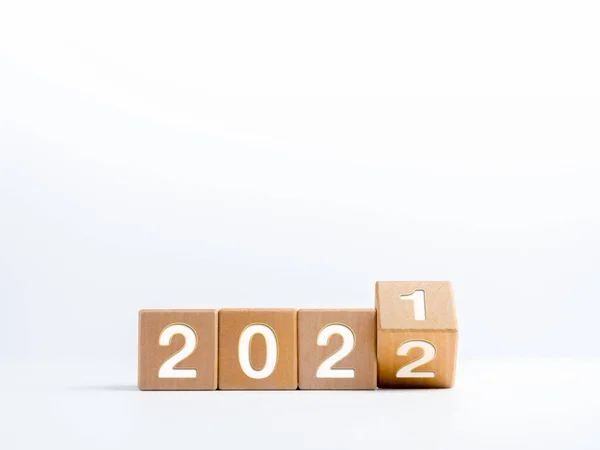 在白色背景上隔离的木制立方体块上 将2021日历年的变化年份编号改为2022日历年 具有简单 简约的风格 — 图库照片