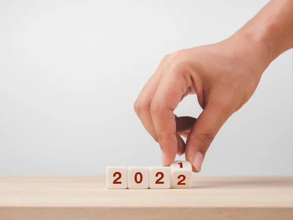 Χέρι Γυρίζοντας Ένα Ζάρι Αριθμούς Ημερολογιακού Έτους Από 2021 Έως — Φωτογραφία Αρχείου
