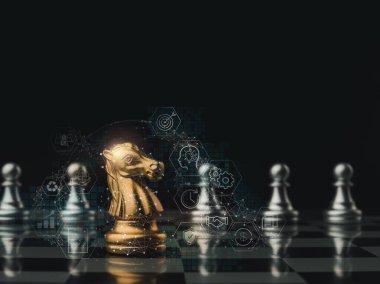 Altın at, şövalye satranç taşı gümüş piyon taşlarının önünde duran satranç tahtası üzerinde koyu arkaplanda. Liderlik, takipçi, takım, komutanlık, rekabet ve iş stratejisi kavramı.