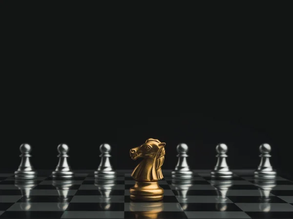 骑士棋子站在棋盘上银质棋子的中心 具有复制空间 追随者 指挥官 竞争和商业战略概念 — 图库照片