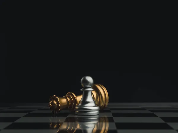 一只银色的棋子站在一块黑色背景的棋盘上 旁边是一只落下来的金色皇后棋子 勇敢的人 竞争和商业战略概念 — 图库照片