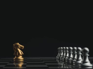 Altın at, satranç tahtasının üzerinde duran, koyu arkaplanda gümüş piyon taşları olan bir satranç taşıdır. Liderlik, nüfuz sahibi, takipçi, takım, komutan ve iş stratejisi kavramı.