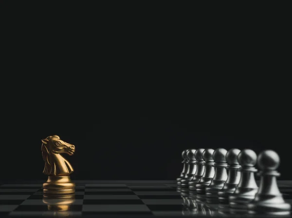 金马是站在棋盘上的骑士棋子 棋子上有银质的棋子 背景是深色的 影响者 追随者 指挥官和业务战略概念 — 图库照片