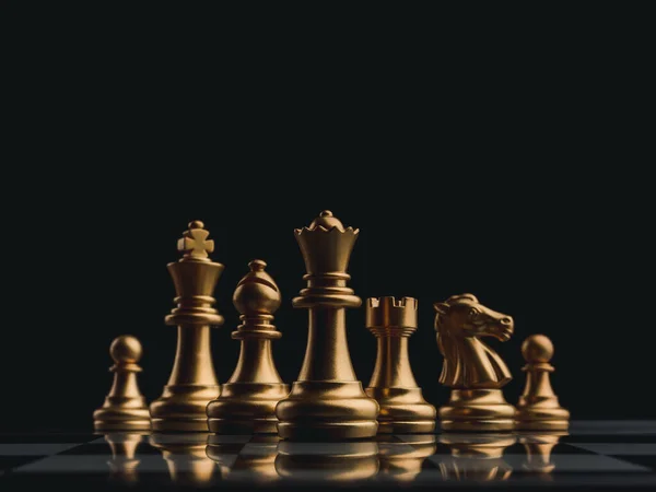 一套金制棋子元素 棋子站在棋盘上的深色背景 团队合作 伙伴关系 规划和业务战略概念 — 图库照片