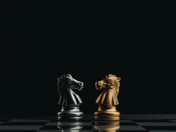 Αντιπαράθεση Ανάμεσα Χρυσά Και Ασημένια Άλογα Ιππότης Σκάκι Κομμάτι Στέκεται — Φωτογραφία Αρχείου
