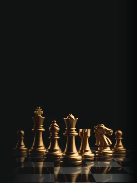 一套金制棋子元素 棋子站在棋盘上 背景黑暗 风格垂直 领导能力 团队合作 伙伴关系 业务战略概念 — 图库照片
