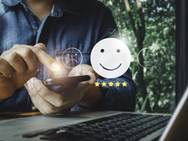 顧客サービス評価 フィードバック 顧客体験 満足度調査の概念 5つ星のハッピーフェイスのアイコンを笑顔でチェックマーク 携帯電話やコンピュータ上で使用している間 男によって評価 — ストック写真