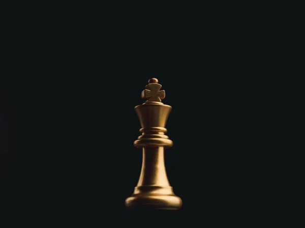 暗い背景に一人で立って黄金の王のチェスの駒を閉じます リーダー インフルエンサー 孤独な 指揮官 ビジネス戦略の概念 — ストック写真