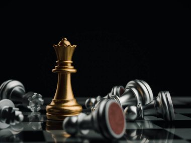 Yakın plan altın kraliçe satranç taşı. Koyu arkaplanda gümüş piyon satranç taşları var. Liderlik, kazanma, rekabet ve iş stratejisi kavramı.