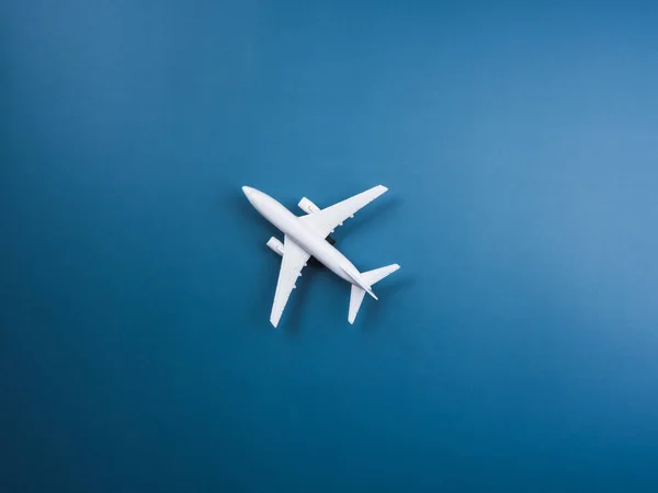 Игрушечная Модель Белого Самолета Центре Синем Фоне Вид Сверху Минимальный — стоковое фото