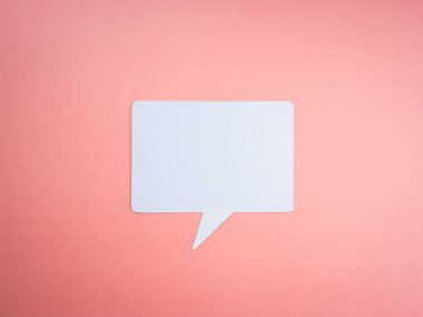 Pembe pastel arka planda izole edilmiş konuşma balonu, fotoğraf, minimal stil. Beyaz boş Konuşma baloncuk metni, sohbet kutusu, mesaj kutusu.