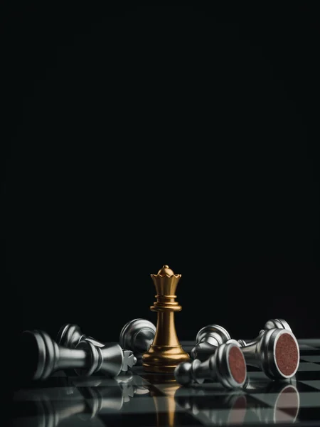 金色的女王棋子站在棋盘上 棋盘上的银色棋子落在棋盘上 背阴幽暗 具有复制空间 垂直风格 领导能力 获胜者 商业战略概念 — 图库照片