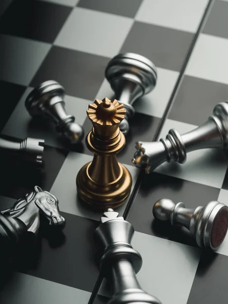 金色的女王棋子站在棋盘上 银质的骑士 棋子在黑暗的背景上 俯瞰着全景 获胜者 竞争和商业战略概念 — 图库照片