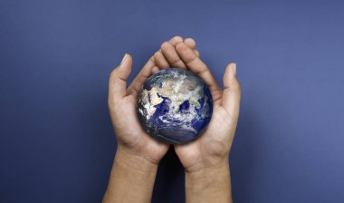 Dünya ellerinde. Dünya, küçük bir küre ve mavi arka planda insan eliyle sevgi ve özenle destekleniyor. Dünya günü. Gezegeni kurtar. Enerji tasarrufu kavramı. Bu görüntünün elementleri NASA tarafından desteklenmektedir.