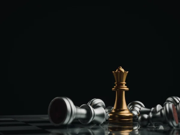 金色的女王棋子站在棋盘上 棋盘上的银色棋子落在黑暗的背景上 有着复制的空间 获胜者 竞争和商业战略概念 — 图库照片
