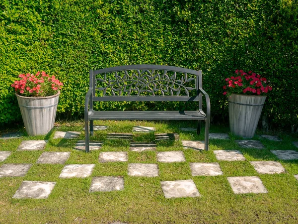 Empty Black Iron Bench Decorated Two Flower Pots Green Grass — Fotografia de Stock