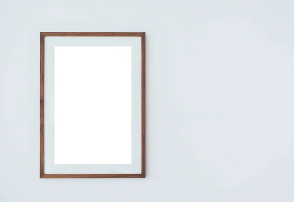 Cornice Quadrata Legno Mockup Con Montaggio Stile Verticale Isolato Bianco — Foto Stock