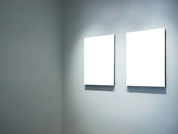Два Макета Вертикальных Прямоугольных Рамок Картины Висят Белом Фоне Стены — стоковое фото