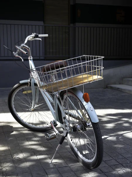 Rückansicht Des Blauen Vintage Fahrrads Mit Stahlkorb Das Der Nähe — Stockfoto