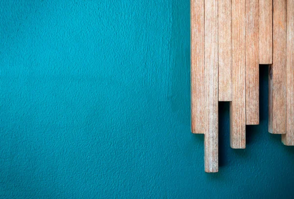用一排木棍在蓝色混凝土墙面上以图表的形式布置成带有复制空间的最简约风格背景 — 图库照片