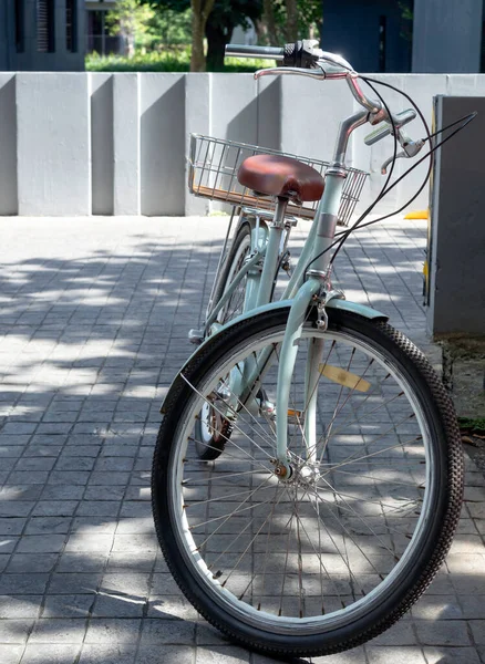 Vorderseite Des Blauen Vintage Fahrrads Mit Korb Der Der Nähe — Stockfoto