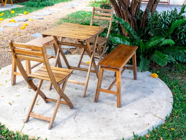 Conjunto Mesa Jardim Livre Mesa Madeira Vazia Com Duas Cadeiras — Fotografia de Stock