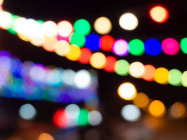 Gece partisinin renkli ışıklarının soyut bulanık görüntüsü. Bulanık festival bokeh arkaplanı.
