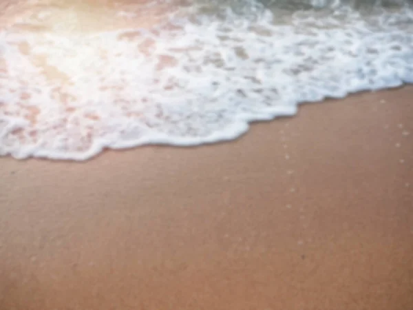Wazig Witte Spetterende Zeegolf Zandstrand Met Kopieerruimte Wazig Zomer Zonsondergang — Stockfoto