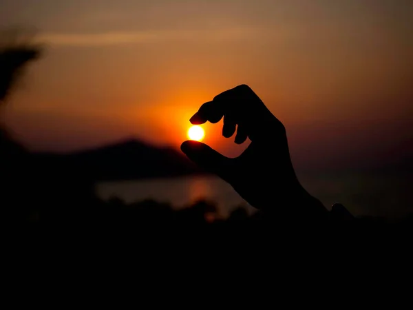 Рука Ловить Сонце Крупним Планом Силует Досягає Руки Тримаючи Сонце — стокове фото