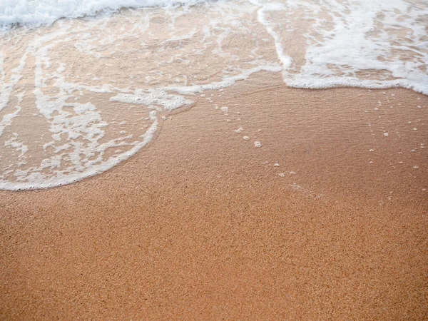 清澈的沙滩背景 散发出模糊的海浪与复制空间的运动 夏至日落海滩背景 — 图库照片