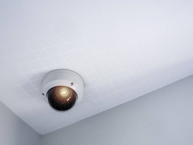 Dijital güvenlik kamerası. Beyaz bir yuvarlak kapalı devre kamera güvenlik kameraları tavan arasında beyaz temiz binanın içinde kopya alanı olan güvenlik kameralarını izliyor..
