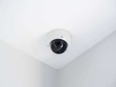 Dijital güvenlik kamerası. Beyaz, kapalı bir yerde güvenlik kamerası var. Beyaz, temiz binanın içindeki odanın tavanında güvenlik kamerası var..
