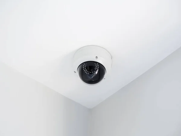 Cyfrowe Oko Bezpieczeństwa Biała Okrągła Kamera Cctv Monitorująca Bezpieczeństwo Suficie — Zdjęcie stockowe