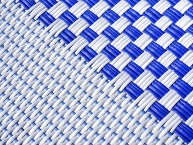 Soyut beyaz ve mavi rattan desenli arka plan. Üst görünüm, beyaz ve mavi çizgilerin iç içe geçmesinden kaynaklanan kareli desen..