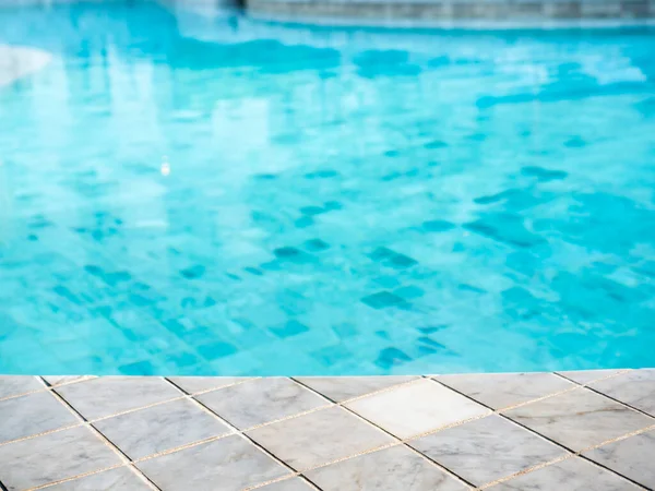 Sommer Pool Hintergrund Leere Flächen Beckenrand Marmorsteinfliesen Und Verschwommenes Schwimmbad — Stockfoto