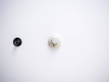 Duman dedektörleri, beyaz tavan zemininde otomatik yangın alarmı söndürme sistemleri ve su fıskiyesinin yanında fotokopi alanı. Güvenlik ekipmanları için yangını önle