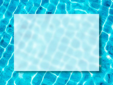 Yüzme havuzu arka planında mavi su yüzeyinin güzel hareketinde şeffaf bir cam kenar çerçeve, üst manzara. Yaz için boş alan, tatil izni, tatil kavramı.