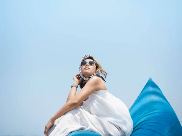 Приваблива Азіатка Звичайній Білій Сорочці Штанях Сонцезахисних Окулярах Волосяному Шарфі — стокове фото