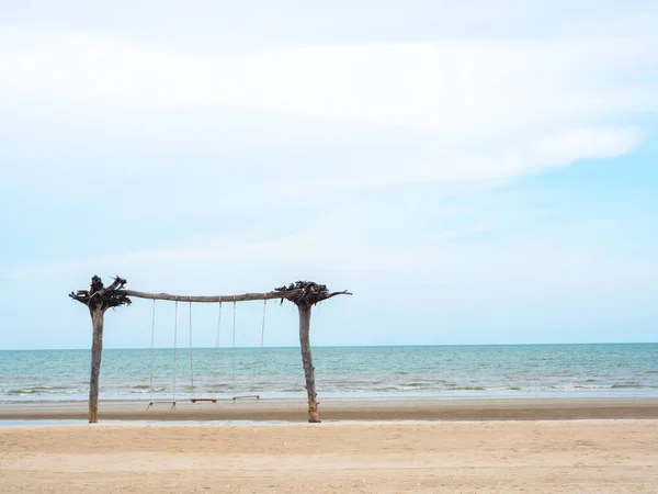 Sedile Doppio Legno Vuoto Sulla Spiaggia Sfondo Marino Sabbia Mare — Foto Stock