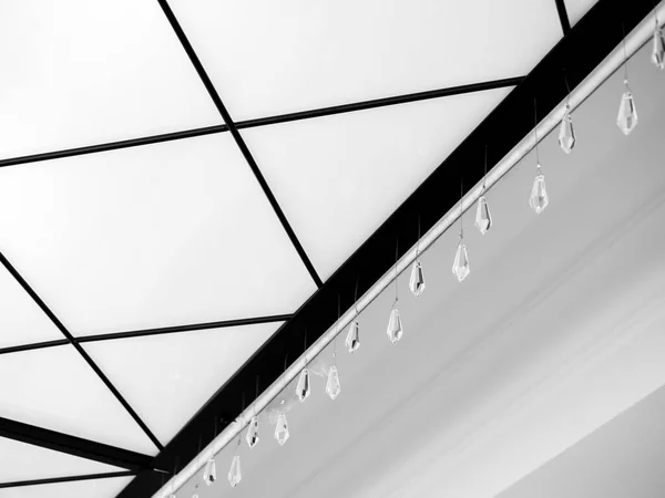 白の半透明の屋根の近くの天井の装飾にかかっている結晶の装飾豪華な部屋 — ストック写真